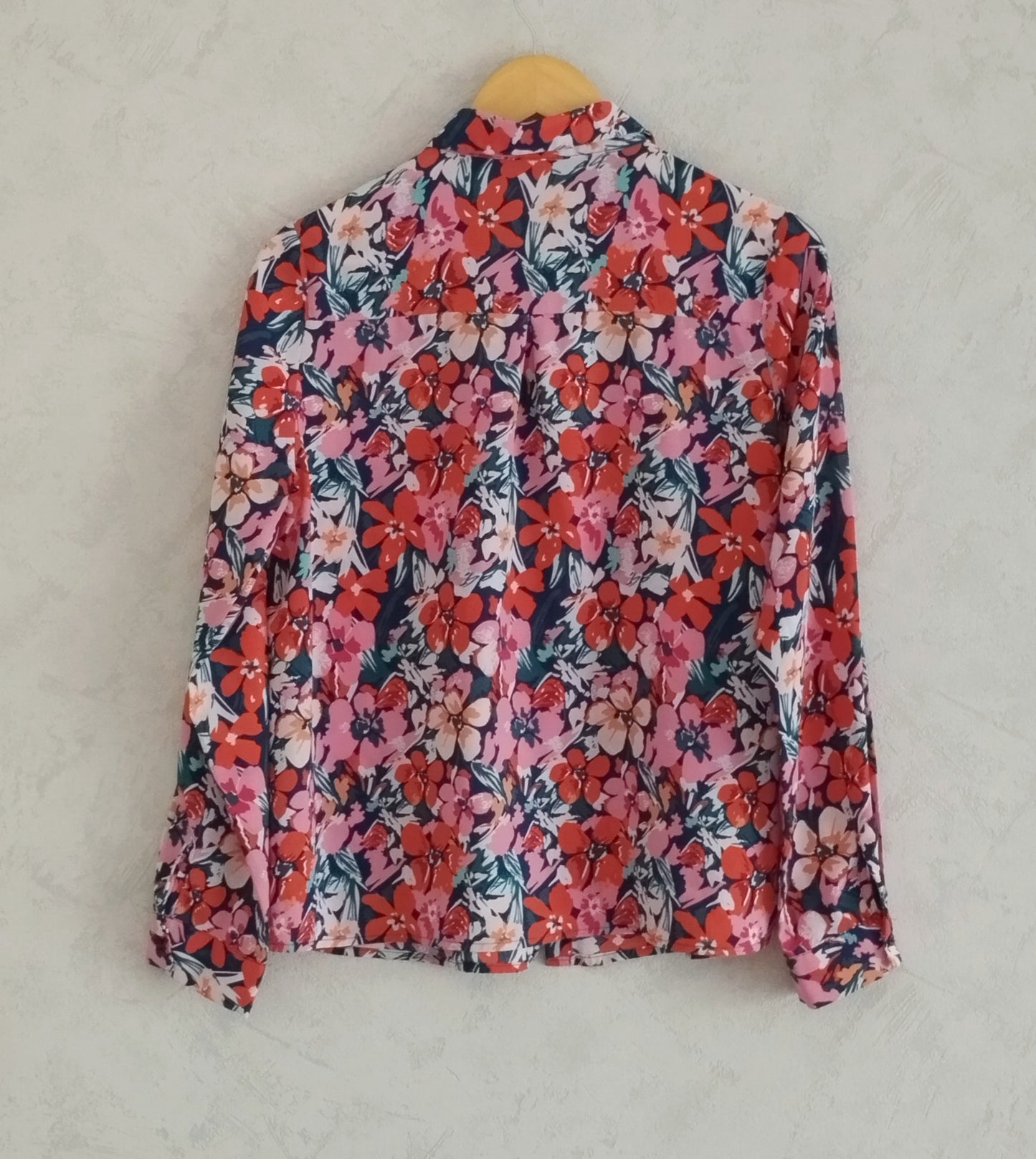 Réf 0062 - Neuf sans étiquette - Chemise manches longues fleurie Emma&Ella taille S